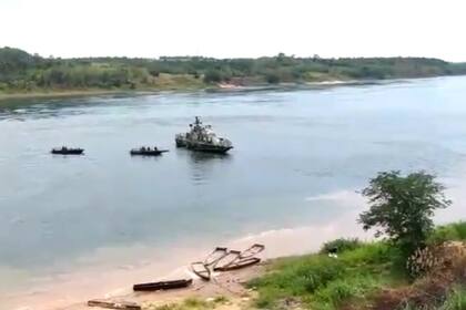 El enfrentamiento entre los bagayeros paraguayos, que iban en dos barcazas, y la lancha patrullera de la Prefectura, en la zona de Puerto Curá, Eldorado, en Misiones