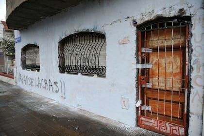 El enigma de Claudia Ferro, la animadora de fiestas infantiles desaparecida, y de los sospechosos que vivían en su casa de Villa Luro y se ocultaban tras una máscara de Mickey