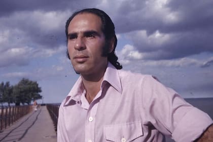 El enigmático Carlos Bisso: el éxito con Conexión N°5, la leyenda del guante negro, la militancia política y un disco que permaneció oculto durante medio siglo