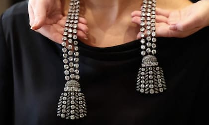 El enigmático collar del siglo XVIII, compuesto por alrededor de 300 diamantes, algunos de los cuales podrían haber sido extraídos de una joya que influyó en el destino de la reina María Antonieta, será puesto a la venta en noviembre (AFP)