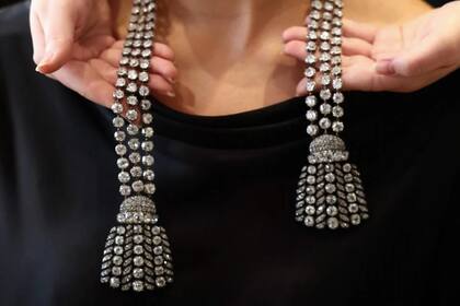 El enigmático collar del siglo XVIII, compuesto por alrededor de 500 diamantes, algunos de los cuales podrían haber sido extraídos de una joya que influyó en el destino de la reina María Antonieta, será puesto a la venta en noviembre (AFP)