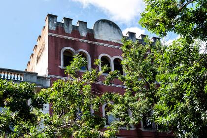 El enigmático edificio tiene frente sobre Darwin 1251, Villa Crespo