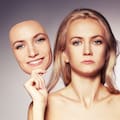 Aseguran que usar una "máscara" en algunas ocasiones puede ser un predictor del bienestar