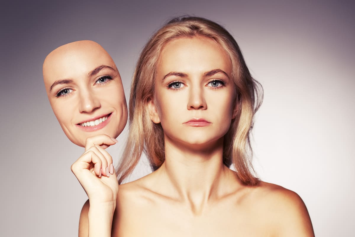 El enmascaramiento permite ocultar pensamientos o conductas para encajar