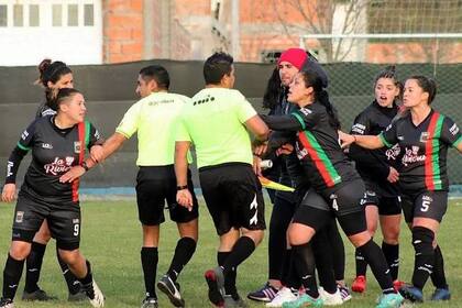 El enojo de las jugadoras de Ferroviarios contra el árbitro