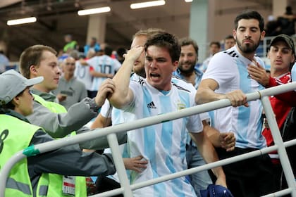 El enojo de los hinchas argentinos en el estadio de Nizhny Novgorod tuvo como ejes a Caballero y Sampaoli