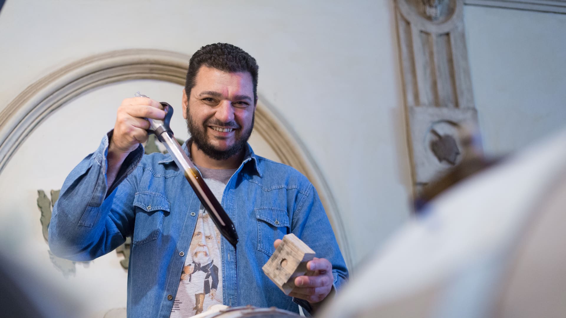 El enólogo Gabriel Guardia extrae aceto balsámico añejado de una barrica de la Aceitaia Millán, en Cruz de Piedra.