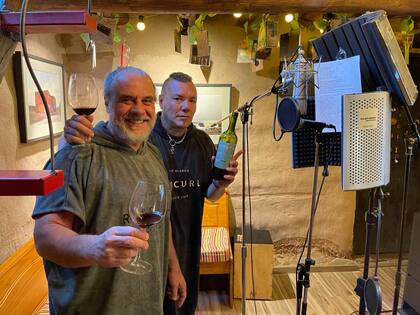 El enólogo junto al cantante de Catupecu Machu