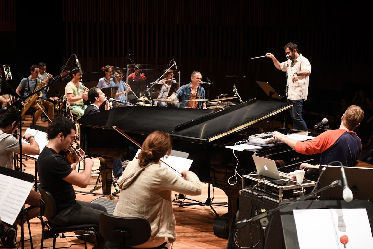 El ensayo del trío Aca Seca y la Orquesta Sin Fin, que se juntan para un concierto imperdible, que darán mañana, en el CCK
