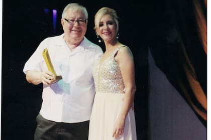 El Ente de Cultura y Turismo de Tucumán distinguió a Pascual. Foto junto a María José Rodríguez.