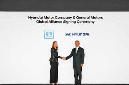 El entendimiento inicial fue firmado por el presidente ejecutivo de Hyundai Motor Group, Euisun Chung, y la presidenta y directora ejecutiva de GM, Mary Barra