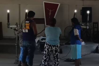 El entierro del hijo del pastor César Vicente durante su entierro, en la iglesia de Embarcación, Salta