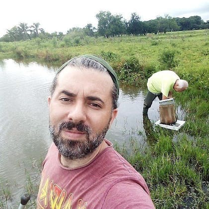 El entomólogo Pedro M. Alarcón-Elbal y sus colegas realizaron el hallazgo inesperado del Ae. vittatus en República Dominicana. Al fondo se ve al Dr. Juan Rueda