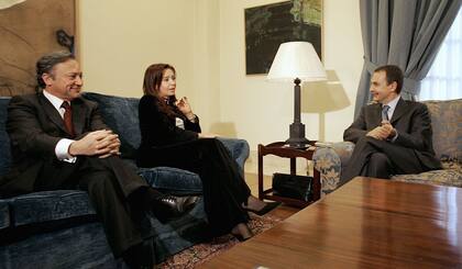 El entonces embajador argentino en España, Carlos Bettini, junto a Cristina Kirchner y el socialista José Luis Rodríguez Zapatero