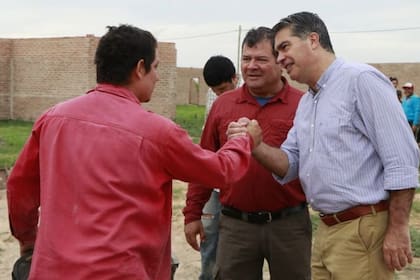 El entonces gobernador de Chaco, Jorge Capitanich, junto a Emerenciano Sena