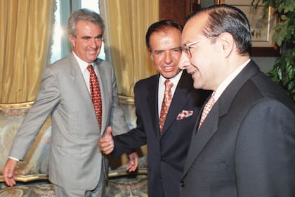 El entonces presidente argentino, Carlos Menem, con Manuel Rocha y el secretario general Alberto Antonio Kohan, en 1997