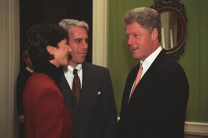 El entonces presidente Bill Clinton junto a Jeffrey Epstein y su colaboradora Ghislaine Maxwell, durante un evento público en 1993