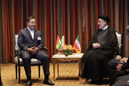 El entonces presidente boliviano Luis Arce junto a su par iraní, Ebrahim Raisi (Twitter)