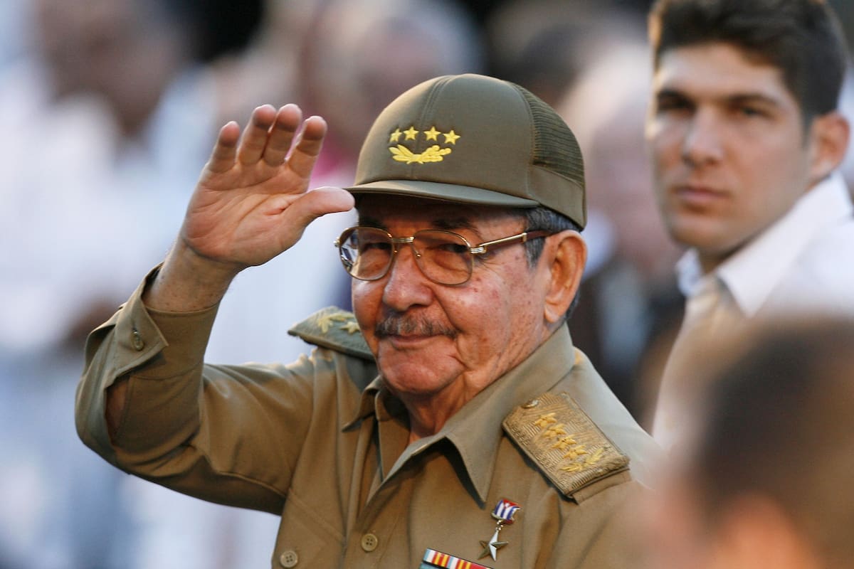 El entonces presidente cubano Raúl Castro frente al Museo de la Revolución en La Habana, el 13 de ma