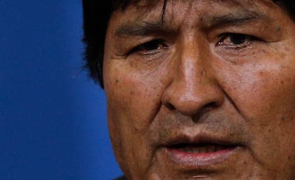 El entonces presidente de Bolivia, Evo Morales, habla durante una conferencia de prensa en la base militar de El Alto, en 2019