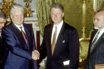 El entonces presidente de Estados Unidos, Bill Clinton, junto a su homólogo ruso, Boris Yeltsin, durante la primera visita oficial del estadounidense a Rusia