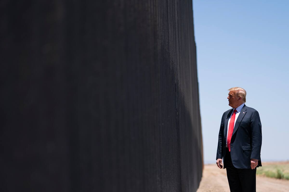 El entonces presidente Donald Trump frente a un trozo del muro en la frontera entre México y Estados Unidos, en San Luis, Arizona, el 23 de junio del 2020.