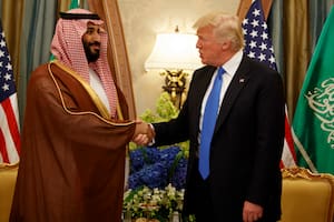 El entonces presidente estadounidense Donald Trump con el príncipe saudita Mohammed ben Salman en Riad el 20 de mayo del 2017. (Foto AP/Evan Vucci)