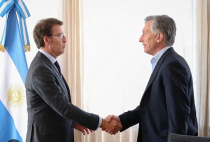 El entonces presidente Mauricio Macri recibe al dirigente del PP, Alberto Nuñez Feijóo
