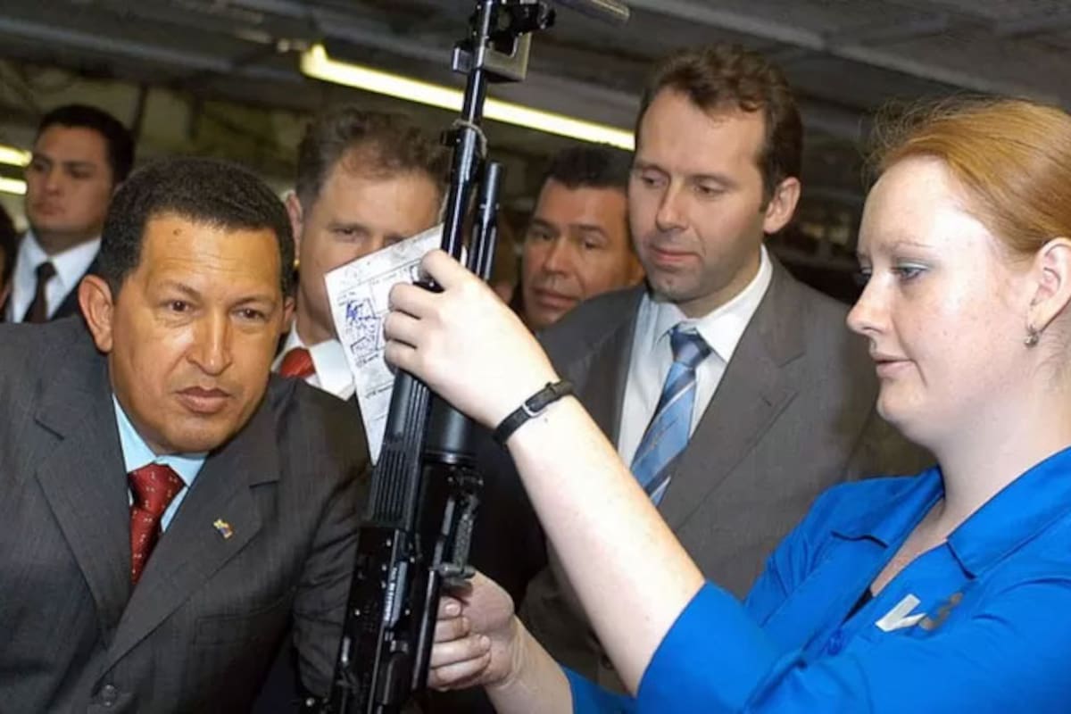 El entonces presidente venezolano Hugo Chávez visitó en 2006 una fábrica de Kalashnikov en Rusia para conocer de cerca su elaboración / Agencia AFP