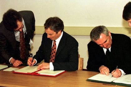El entonces primer ministro, Tony Blair, y primer ministro irlandés Bertie Ahern firman el Acuerdo del Viernes Santo