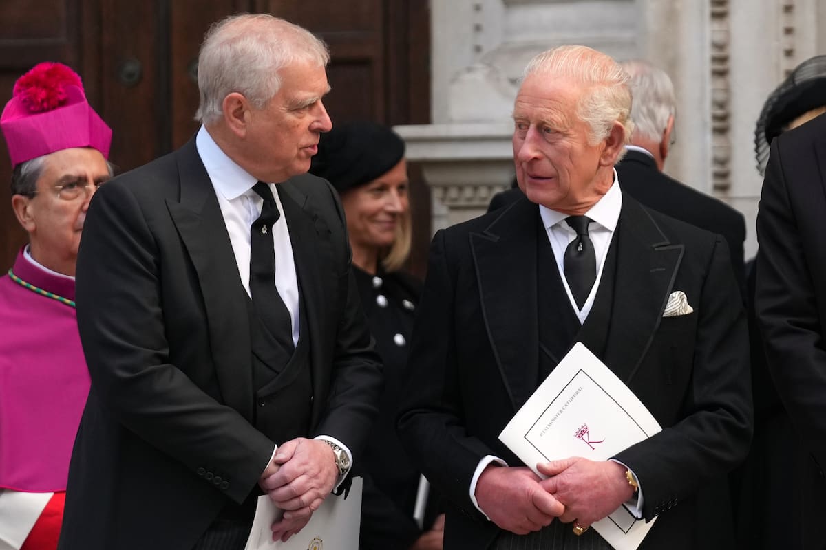 El entonces príncipe Andrés de Inglaterra y el rey Carlos III, salen de la catedral de Westminster tras el funeral de la duquesa de Kent