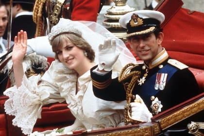 El entonces príncipe Carlos junto a Lady Diana Spencer, el día de su boda