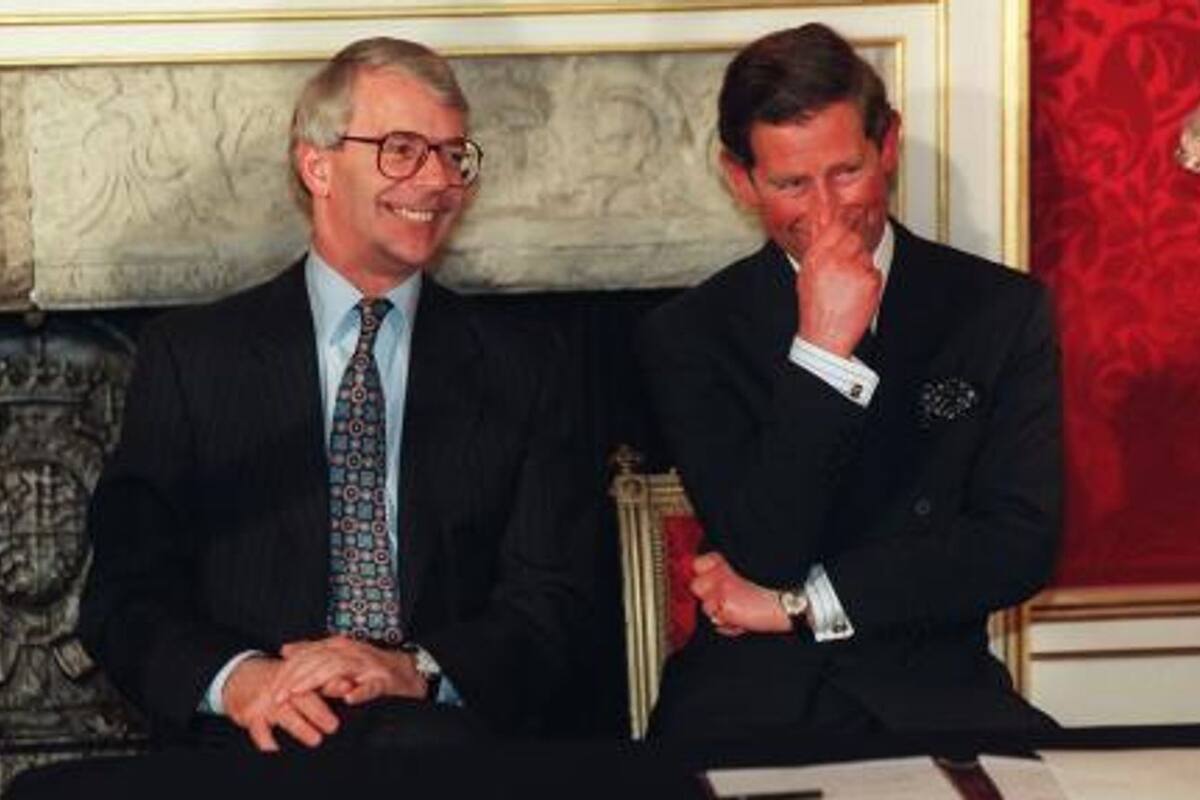 El entonces príncipe Carlos y John Major, en el palacio St. James, en 1994