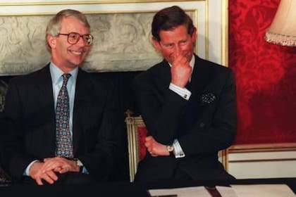 El entonces príncipe Carlos y John Major, en el palacio St. James, en 1994