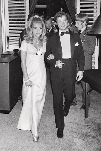 El entonces príncipe de Suecia con la actriz Pia Degermark en una fiesta, en 1968. Según las versiones del momento fueron más que amigos.