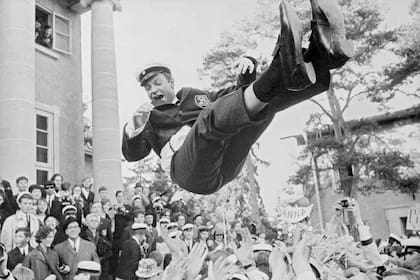 El entonces príncipe heredero Carlos Gustavo es lanzado por el aire después de completar con éxito su examen de ingreso en el internado de Sigtuna. Era abril de 1966.