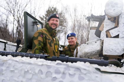 El entonces príncipe heredero Haakon junto a Ingrid Alexandra durante una demostración de material militar. La princesa se desempeñó como artillera en un vehículo blindado CV90 durante su servicio militar. Foto: Heiko Junge / NTB.