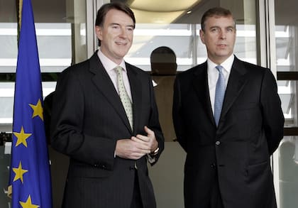 El entonces representante de Reino Unido para el comercio, Peter Mandelson, posa con Andrew Mountbatten-Windsor, en su visita a la sede de la Comisión Europea en Bruselas