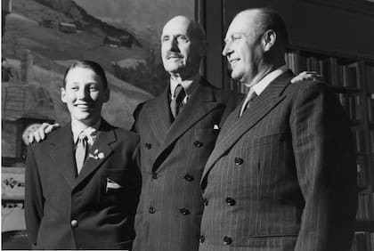 El entonces rey Haakon al centro de la imagen, flanqueado a la derecha por su sucesor directo, el príncipe Olaf, y a su izquierda el príncipe Harald. (The Royal Court Photo Archives).