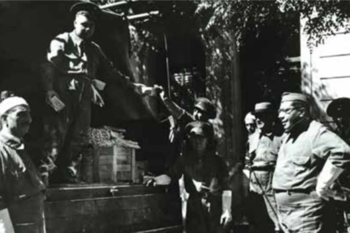 EL entonces secretario de Salud de la Nación se puso al frente de la campaña para detener el avance del brote de esa enfermedad, que provocó la muerte de tres personas en la ciudad