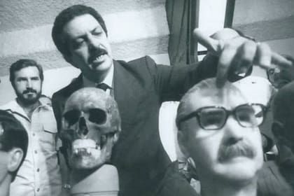 El entonces superintendente de la Policía Federal en Sao Paulo, Romeu Tuma, analiza los huesos de Josef Mengele