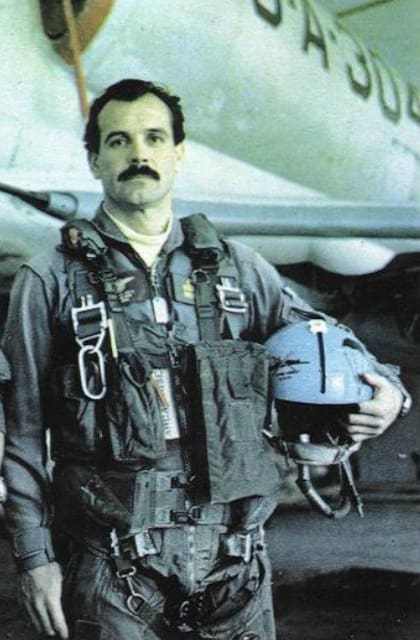 El entonces teniente de navío César Arca, uno de los aviadores que hundió la fragata Ardent y fue rescatado por Svendsen: "Sin él, mi destino hubiera sido otro. Luego de Malvinas, siempre mantuvimos contacto. Formamos una gran amistad. Pude estar con él 24 horas antes de su muerte. Y le expresé, nuevamente, como siempre, todo mi agradecimiento"