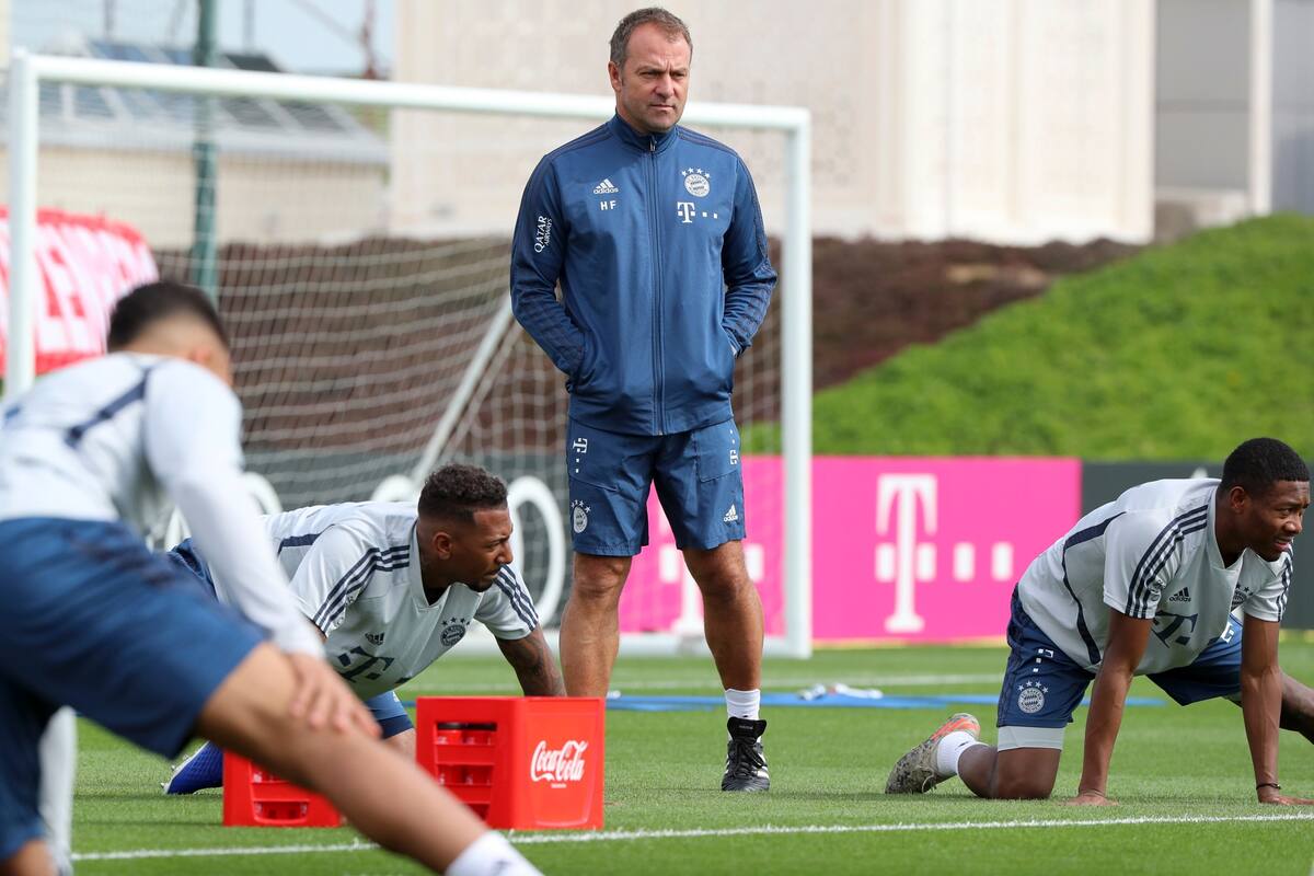 El entrenador alemán del Bayern Munich, Hansi Flick (C), participa en una sesión de entrenamiento durante el campamento de invierno del equipo en la capital de Qatar, Doha, el 5 de enero de 2020.