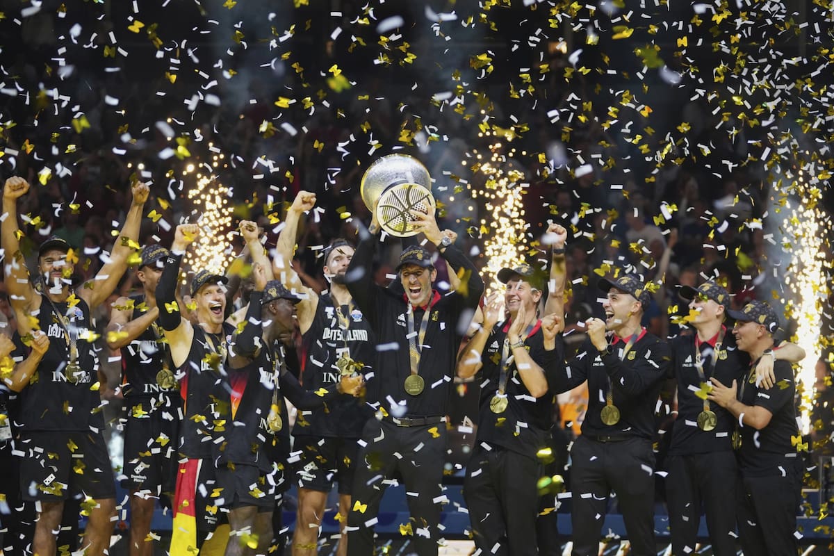 El entrenador Alex Mumbru levanta el trofeo y celebra con sus jugadores el título alemán del Eurobasket (AP Photo/Sergei Grits)