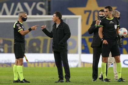 El entrenador argentino de River Plate, Marcelo Gallardo, habla con el juez de línea Julio Fernández durante el partido de cuartos de final de la Liga Argentina de Fútbol Profesional contra Boca Juniors en el estadio La Bombonera de Buenos Aires, el 16 de mayo de 2021 (Foto de Daniel Jayo / POOL / AFP). )