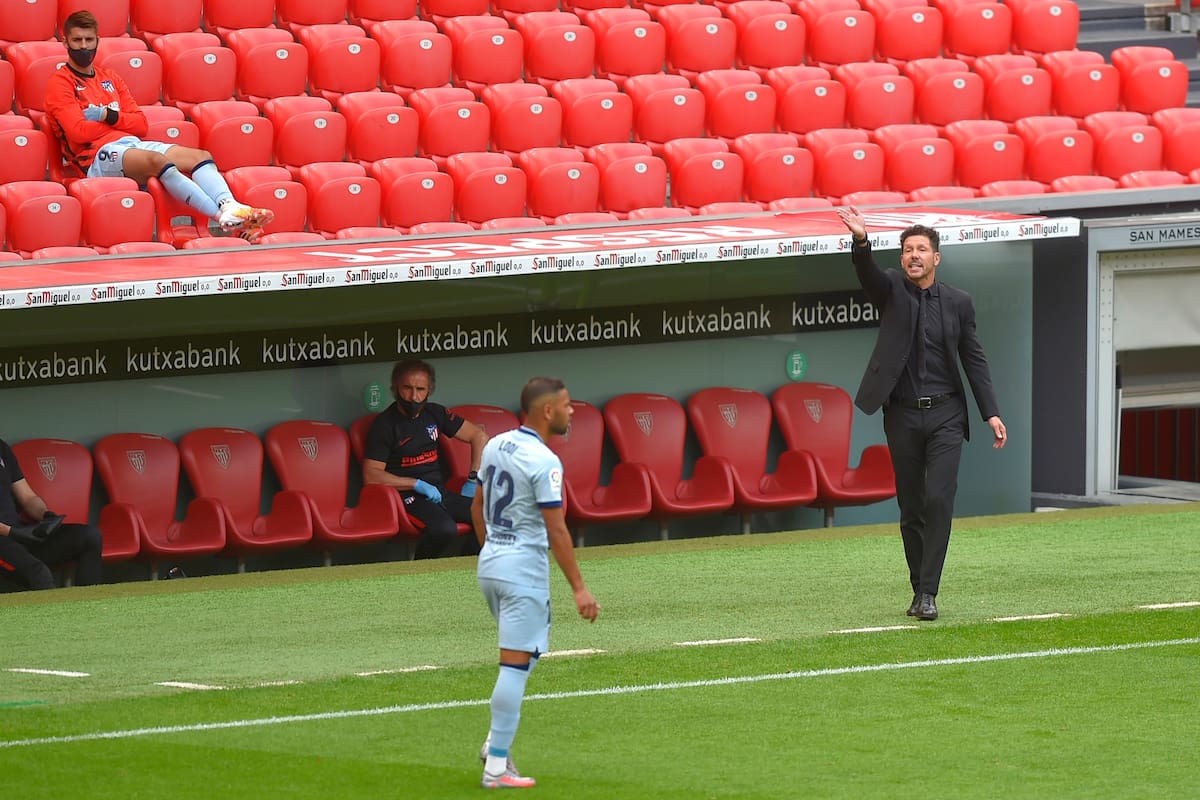 El entrenador argentino del Atlético de Madrid, Diego Simeone (der), da instrucciones a sus jugadores durante el partido de fútbol de la Liga española entre el Athletic Club de Bilbao y el Club Atlético de Madrid en el estadio de San Mamés en Bilbao el 14 de junio de 2020.