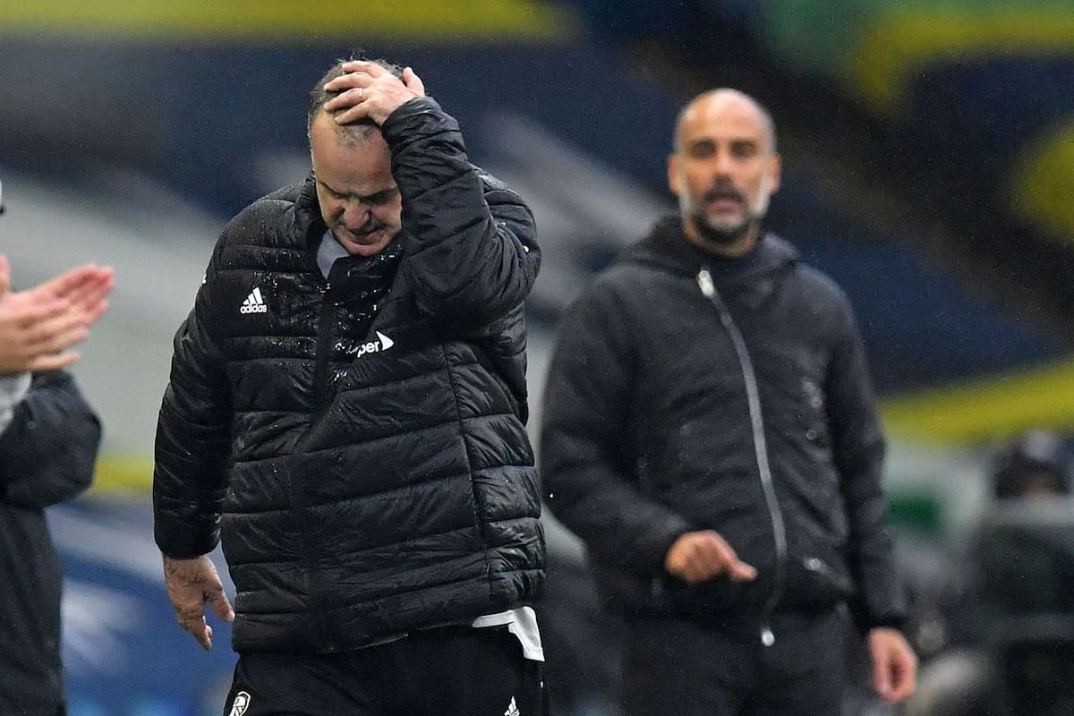 El entrenador argentino del Leeds United, Marcelo Bielsa (L), reacciona al margen mientras el técnico español del Manchester City, Pep Guardiola (R), mira durante el partido de fútbol