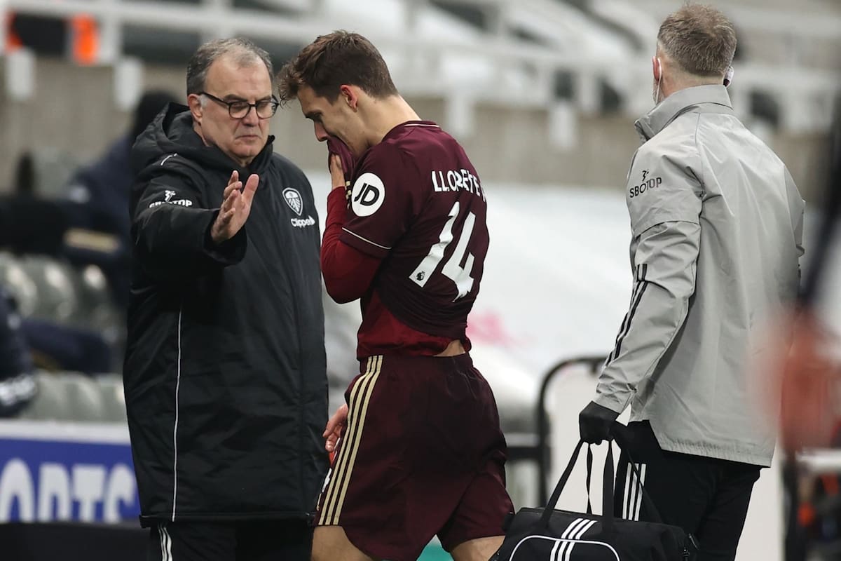 El entrenador argentino del Leeds United, Marcelo Bielsa (L), hace gestos cuando Diego Llorente del Leeds United abandona el campo durante el partido de fútbol de la Premier League inglesa entre el Newcastle United y el Leeds United en St James Park