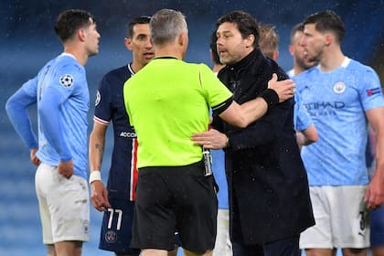 El entrenador argentino del Paris Saint-Germain, Mauricio Pochettino, dijo que quizá UEFA deba investigar acerca de los insultos de Kuipers a Leandro Paredes