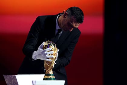 El entrenador argentino, entre las personas que saben cuánto pesa el trofeo